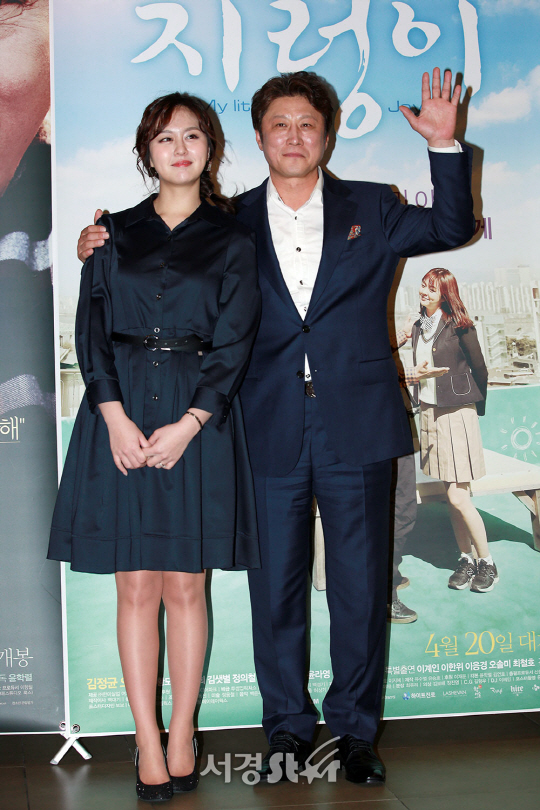 배우 오예설, 김정균이 영화 ‘지렁이’ VIP 시사회에 참석해 포즈를 취하고 있다.
