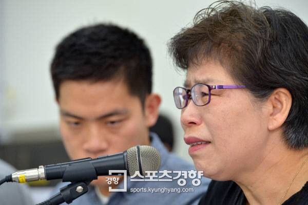 18일 서울 정동 프란치스코회관에서 열린 ‘tvN 혼술남녀 신입조연출 사망사건’ 기자회견에서 드라마 조연출을 맡았다가 지난해 사망한 故 이한빛 PD의 모친인 김혜영씨(오른쪽)가 아들 사망 사건의 진상규명을 촉구하며 눈물을 흘리고 있다./정지윤기자