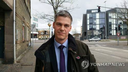 (올보르<덴마크>=연합뉴스) 김병수 특파원 = 덴마크법원이 박근혜 정권의 비선 실세였던 최순실 씨 딸인 정유라 씨의 한국송환을 결정했다. 그러나 정 씨는 변호인을 통해 즉각 항소하겠다고 밝혀 송환되기까지는 시간이 더 걸릴 것으로 전망됐다.      사진은 데이비드 슈미트 벨프런드 검사. 2017.4.19      photo@yna.co.kr