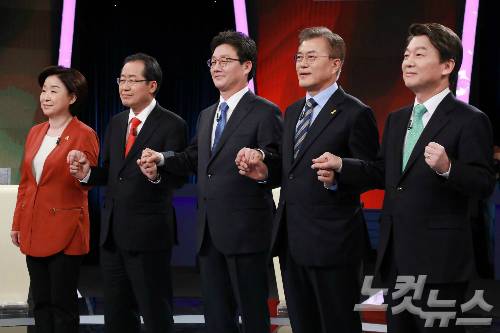 심상정 정의당 대선후보(왼쪽부터), 홍준표 자유한국당 대선후보, 유승민 바른정당 대선후보, 문재인 더불어민주당 대선후보, 안철수 국민의당 대선후보가 19일 오후 서울 여의도 KBS본관에서 열린 KBS 주최 대선후보 토론회에서 토론 전 기념촬영을 하고 있다. (사진=박종민 기자)