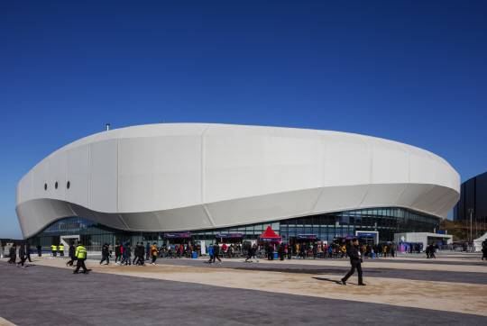 남쪽 공원에서 바라본 강릉 아이스아레나. 외벽 대부분이 흰색 페브릭 소재로 처리해 눈 덮힌 산 봉우리를 연상시킨다. /사진제공=희림건축사사무소