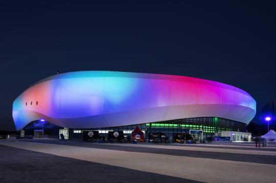 강릉 아이스아레나의 야경. 패브릭 소재의 벽면에 조명이 더해져 화려한 분위기를 연출하고 있다. /사진제공=희림건축사사무소