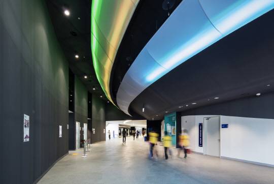 김연아 선수의 점프 동선을 곡면으로 표현했다는 건물 외벽의 화려함은 내부 원형복도로 이어진다. /사진제공=희림건축사사무소