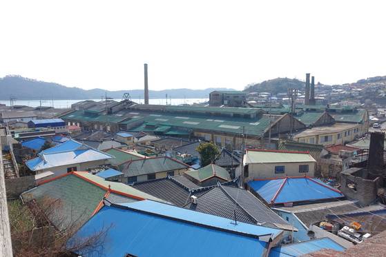 온금동에서 내려다본 옛 조선내화 공장. 공장은 떠나고 재개발 계획이 오락가락하면서 동네는 활기를 잃어가고 있다.