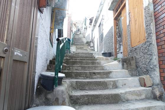 목포에서 손꼽히는 달동네 서산동 비탈 마을의 끝이 보이지 않는 계단. 식수도 화장실도 이 계단을 오르내려야 해결되던 삶을 지금은 상상이나 할 수 있을까.