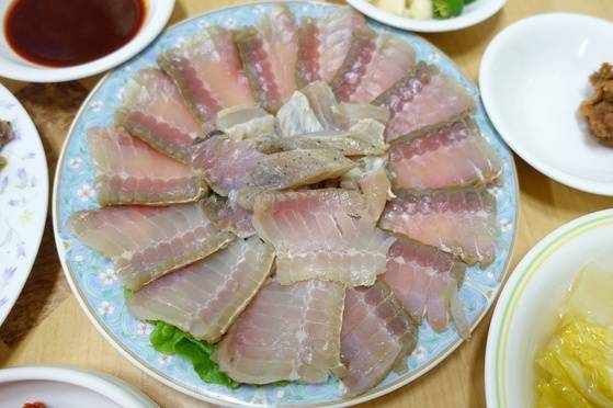 덕인집의 삭힌 홍어 한 접시. 흑산도에서 직접 보내는 홍어를 김치냉장고에서 한 달쯤 삭혔다. 살의 분홍빛은 냉동한 적이 없는 국산 홍어가 잘 삭았을 때 비치는 색깔이다.