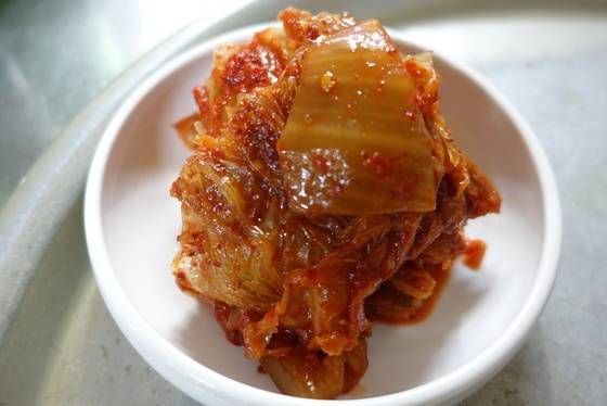 홍어삼합의 밑거름이라 할 수 있는 묵은지. 덕인집 묵은지는 빛깔에 비해 시지는 않다.