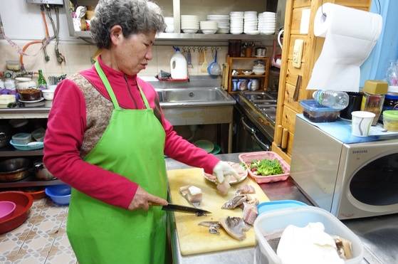 홍어를 자르는 여주인 김말신 여사. 30대 초에 젊은 나이에 시작해 음식점 경력 37년이 됐다.