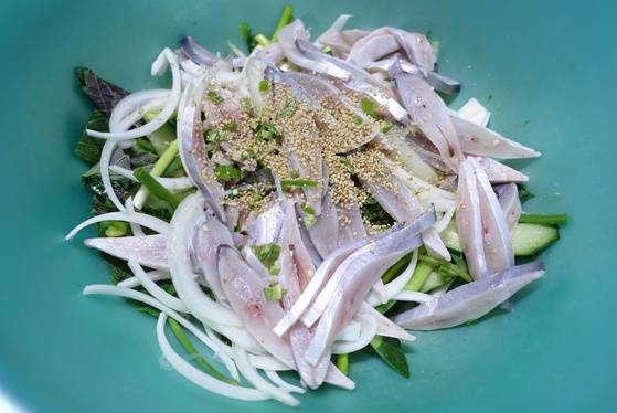 목포 동부시장 실비집에서 병어회무침을 준비하고 있다.