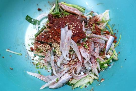 보리가 팰 때 가장 맛있다는 웅어회무침을 만들기 위해 양념을 하고 있다. 이날 목포에서 팬 보리를 보았다.