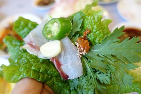 상추·쑥갓이 어울린 민어 된장 쌈. 내 입에는 막걸리식초로 만든 초고추장보다 이 조합이 더 맛있었다.