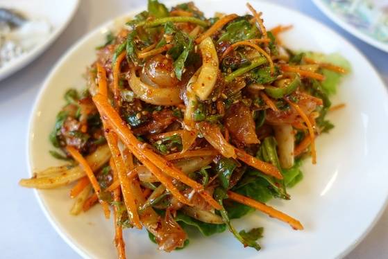 48년 역사를 자랑하는 영란횟집의 민어회무침. 이 집에서 회·무침회·전·모둠접시(껍질·부레·뼈다짐)·탕으로 이어지는 ‘민어 코스’가 탄생한 것으로 알려져 있다.