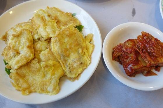 민어전과 함께 나온 묵은지. 이런 조합으로 먹기는 처음이었다. 민어전이야 원래 맛이 있지만 묵은지를 곁들이자 맛이 환상적으로 바뀌었다.