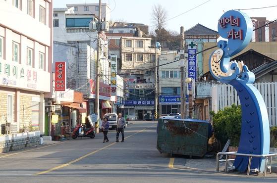 초원실버타운 교차로에 있는 ‘민어의 거리’ 입간판.