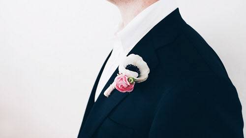 아네모네와 라넌큘러스로 만든 부토니에. 셀프 웨딩에도 사용할 수 있을 만큼 화려한 색감을 자랑한다. /김신정 디자이너 제공