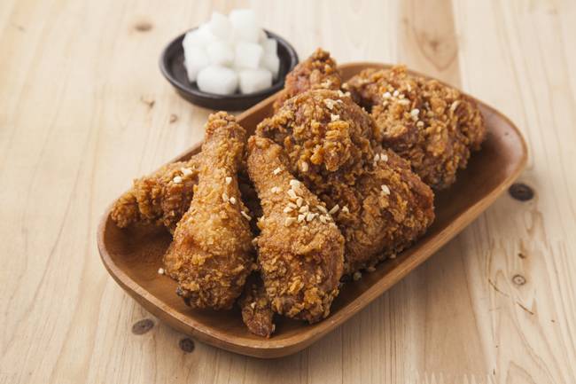 연태고량주는 기름진 중국음식은 말할 것도 없고 맵고 짠 한국음식, 치킨과도 궁합이 좋다./사진=게티이미지뱅크