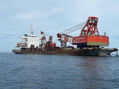 지난 20일 인도네시아 리아우주 아남바스 제도 인근에서 난파선을 무단으로 인양하다가 적발됐으나, 이후 감시가 소홀한 틈을 타 공해상으로 도주한 중국 선적 그랩 준설선 '추안홍 68'. [마이크 헤저 페이스북=연합뉴스]