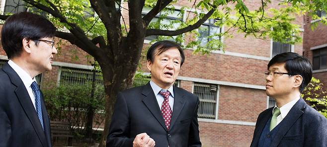 삼국통일전쟁의 역사적 의의와 현재에 주는 교훈을 토론하는 노태돈(가운데), 임기환(왼쪽), 김명섭 교수. /한국연구재단