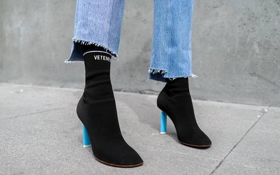 베트멍이 2016 S/S 컬렉션에서 발표한 삭스 부츠,브랜드 로고가 들어간 스포츠 양말에 라이터 모양의 힐을 결합한 디자인이다./사진=핀터레스트