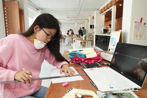 전혜리양(서울 언주중1)이 무선 진공청소기의손잡이를 만들고 있다.