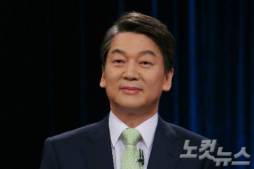 국민의당 안철수 대선후보가 23일 오후 서울 여의도 KBS에서 열린 중앙선관위 대선후보 초청 1차 토론회에서 준비하고 있다. (사진=국회사진취재단)