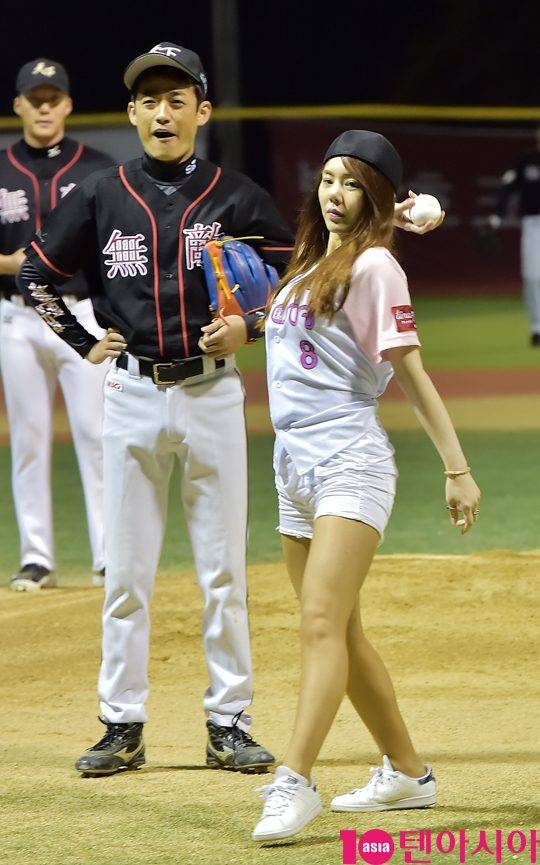 배우 한유림이 24일 경기도 고양시 훼릭스 야구장에서 열린 ‘제9회 텐아시아·한스타 연예인 야구리그’ 2차전에 참석해 시구했다.
