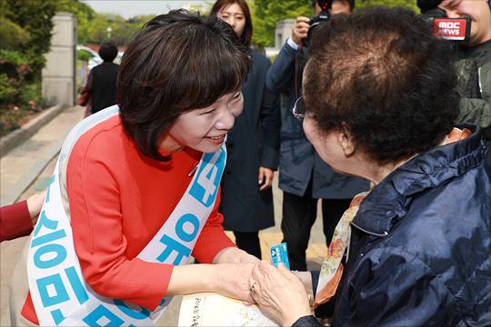 유승민 바른정당 대선후보의 부인 오선혜 씨가 25일 오전 경기 고양시 일산동구 일산노인종합복지관을 찾아 유 후보에 대한 지지를 호소하고 있다. ⓒ데일리안 홍금표 기자
