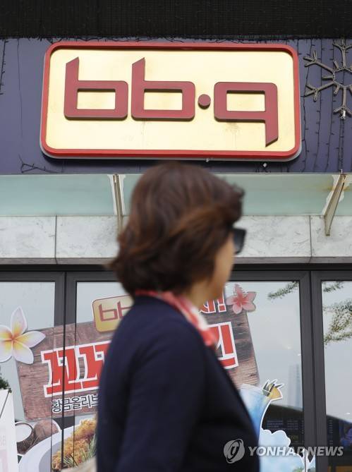 (서울=연합뉴스) 김인철 기자 = 치킨 프랜차이즈 업계 1위 BBQ가 지속적인 인건비와 임차료 상승, 과도한 배달앱 수수료 등으로 가맹점주들이 어려운 입장이라며 조만간 모든 가맹점의 치킨 메뉴 가격을 인상할 계획이라고 25일 밝혔다. 사진은 이날 오후 서울 송파구의 BBQ 본사 모습.    yatoya@yna.co.kr