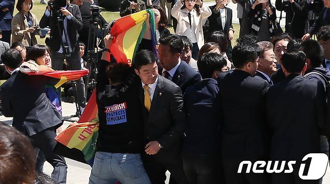 문재인 더불어민주당 대선 후보가 26일 서울 여의도 국회 본청 계단에서 열린 천군만마(千軍萬馬) 국방안보 1000인 지지선언 기자회견에서 성소수자들의 항의를 받고 있다. 문 후보는 지난 25일 TV토론에서 동성애 합법화에 반대한다는 입장을 밝혔다. 2017.4.26/뉴스1 © News1 허경 기자