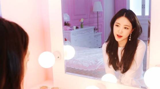 지난 18일 공개된 에이핑크 '올웨이즈' 뮤직비디오 속 손나은. [사진 'Always' 뮤직비디오 캡처]