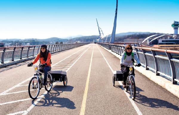 [월간산]강천섬 자전거 캠핑 취재에 동행한 화가 이주영씨(왼쪽)와 숲해설가 백경숙씨.