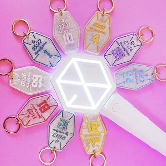 SM 소속 아이돌 엑소의 생일을 새긴 키 홀더와 에코백은 출시 하루 만에 완판됐다./사진=스타일쉐어 제공