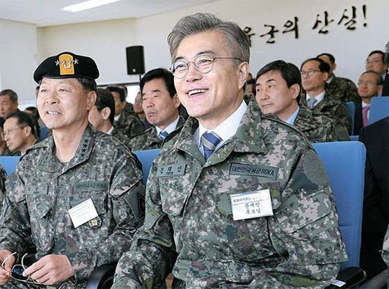 문재인 더불어민주당 후보가 26일 경기도 포천 승진훈련장에서 열린 ‘2017 통합화력격멸훈련’ 현장을 찾아 장준규 육군참모총장(왼쪽)과 화력 시범을 참관하고 있다. [박종근 기자], [국회사진기자단]