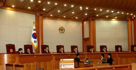 2010년 헌법재판소 사형제 위헌 여부 선고. 5대4로 합헌 결정이 내려졌다. [중앙포토]
