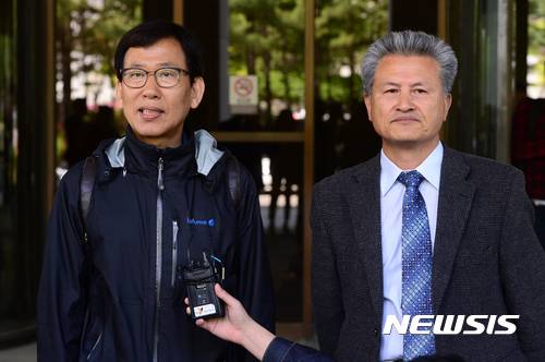 【서울=뉴시스】김선웅 기자 = 한영수(왼쪽), 김필원 제18대 대선 선거무효 소송인단 공동대표가 27일 오전 서울 서초구 대법원에서 열린 제18대 대통령선거 무효확인 소송에서 각하 판결을 받은 후 입장을 밝히고 있다. 2017.04.27.   mangusta@newsis.com