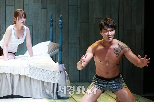 배우 김두희, 조동혁이 ‘미친키스’ 프레스콜에서 연기를 하고 있다. /사진=조은정 기자