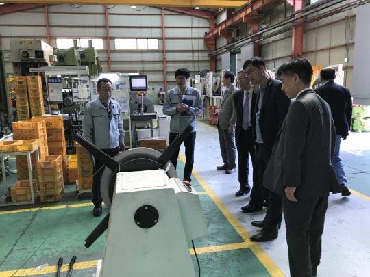 육성기업 평가위원회의 평가에는 현장 조사도 포함돼 있다. 평가위원회 위원들이 후보 기업을 방문해 현장조사를 하고 있다. 산단공 대경권기업성장지원센터 제공