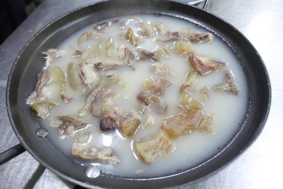 수육 대(2만5000원)를 주문하면 소머리고기와 도가니 반반이 가능하다. 설렁탕 국물에 끓여서 나온다.