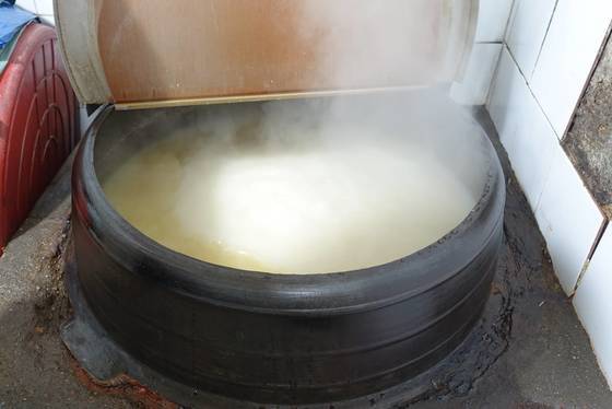 무쇠가마솥에서 끓고 있는 뽀얀 설렁탕 국물.