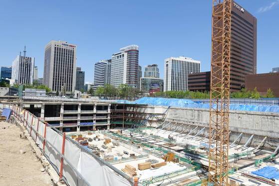 공사가 한창인 서소문역사공원. 이 현장 어디쯤 만초천이 흘렀고 그 주변에 중림동 수산시장이 있었다. 이곳은 조선 초기부터 형장이었다. 특히 1801년 신유박해부터 1866년 병인박해까지 천주교 신자 100여 명이순교했다. 그 가운데 44명이 성인이 돼 이곳은 천주교 역사에서 중요한 성지다.