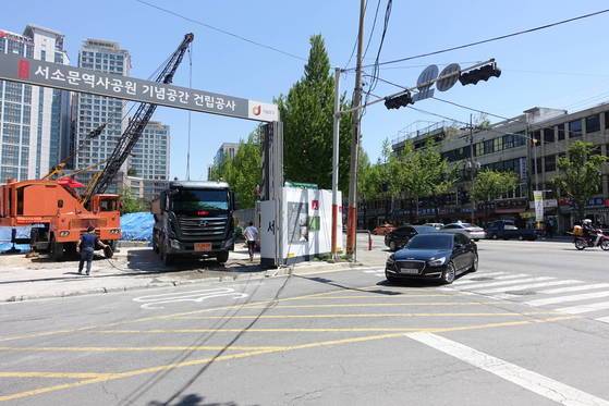 역사공원으로 거듭나고 있는 서소문근린공원 공사가 한창이다. 이 근처로 만초천이 흘러갔고, 개천을 따라 서울에서 가장 큰 경성수산(주)의 수산시장이 열렸다. 조선시대 칠패시장의 맥을 이어 1927년 문을 연 이 시장은 1971년 이사해 노량진수산시장이 됐다. 택시가 보이는 위치쯤에 만초천을 건너는 염(초)청교가 있었다.