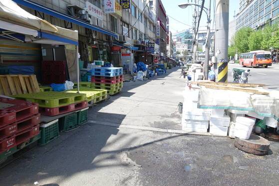 요즘 중림시장은 오전 3~4시부터 10시까지 열린다. 오후 1시 무렵인데 이토록 한산하다. 새벽에는 왼쪽에 쌓아둔 받침대를 차도 옆에 깔고 수산물이 든 스티로폼 박스가 성을 이루는 진풍경이 펼쳐진다. 이 일대 음식점에서 쓰는 농수산물들을 여기서 공급한다. 와서 사 가기도 하고 양이 많으면 정기적으로 배달도 해준다.