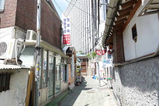 형제옥은 맹지에 있다. 차가 들어갈 수 없다. 주차는 엄두도 낼 수 없다. 뒤에 보이는 큰 건물은 경찰청 본청이다.