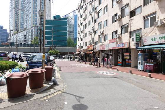 무악재에서 발원해 청파로·원효로를 거쳐 원효대교 아래에서 한강으로 흘러가는 만초천 위에 세워진 서소문아파트. 1층 상가의 우리분식 바로 왼쪽 통로를 통과해 골목길을 40m쯤 가면 형제옥이 있다.