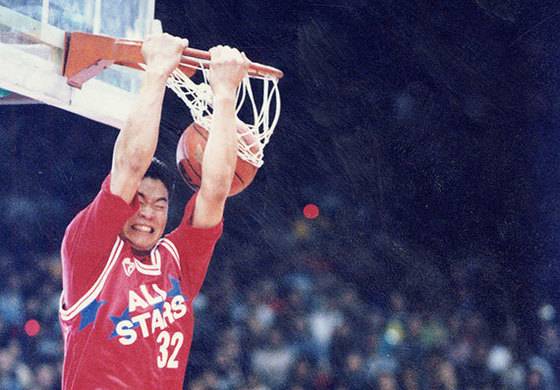 프로농구 올스타전 슬램덩크 콘테스트에서 투핸드 백덩크슛을 넣는 현역 시절 현주엽. [중앙포토]