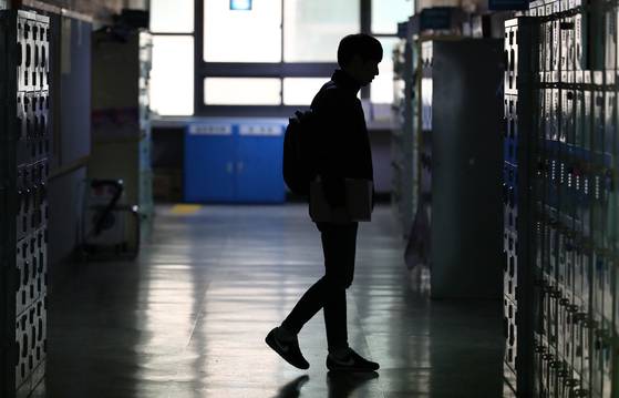 사상 최고의 청년 실업률로 취업하는 데까지 걸리는 시간이 평균 1년 2개월 취업난에 떠밀려 적은 월급을 주는 일자리에 취직하면 학자금을 갚기는 더 어렵고 빚이 늘어나고 연체금 악순환이 반복되고 있다. [중앙포토]