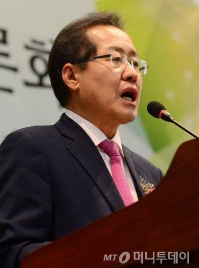 자유한국당 홍준표 대선후보가 26일 오후 서울 용산구 백범김구기념관에서 열린 '2017 대통령선거 대한노인회 대선후보 초청 토론회'에서 노인정책 발표를 하고 있다./사진=이동훈 기자