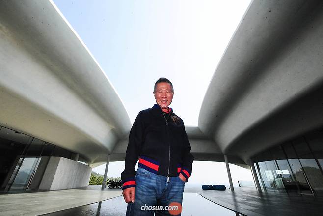 사우스케이프 골프리조트 정재봉 회장은 여성 의류 전문 회사인 한섬 창업주다. 그는 마인, 타임 등 고급 여성 브랜드를 만들어 키웠다. “패션은 럭비공 같죠. 어디로 튈지 모르니까. 이 패션이라는 럭비공이 축구공처럼 우리가 원하는 방향으로 갈 수 있도록 노력했어요.” 정작 그의 인생이 럭비공처럼 튀었고, 골프리조트 회장으로 변신했다. 뒤에 보이는 건물이 사우스케이프 골프리조트 클럽하우스다.