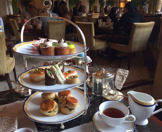 4월의 홍콩 페닌슐라 애프터눈 티 3단 트레이. 스콘을 제외한 메뉴는 2~3개월 단위로 바뀐다. 윤경희 기자