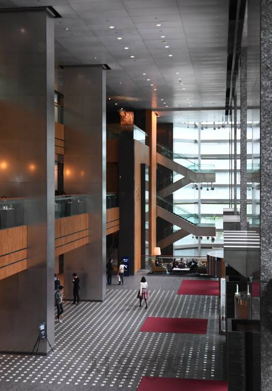 강남파이낸스센터 로비/사진=송은석기자